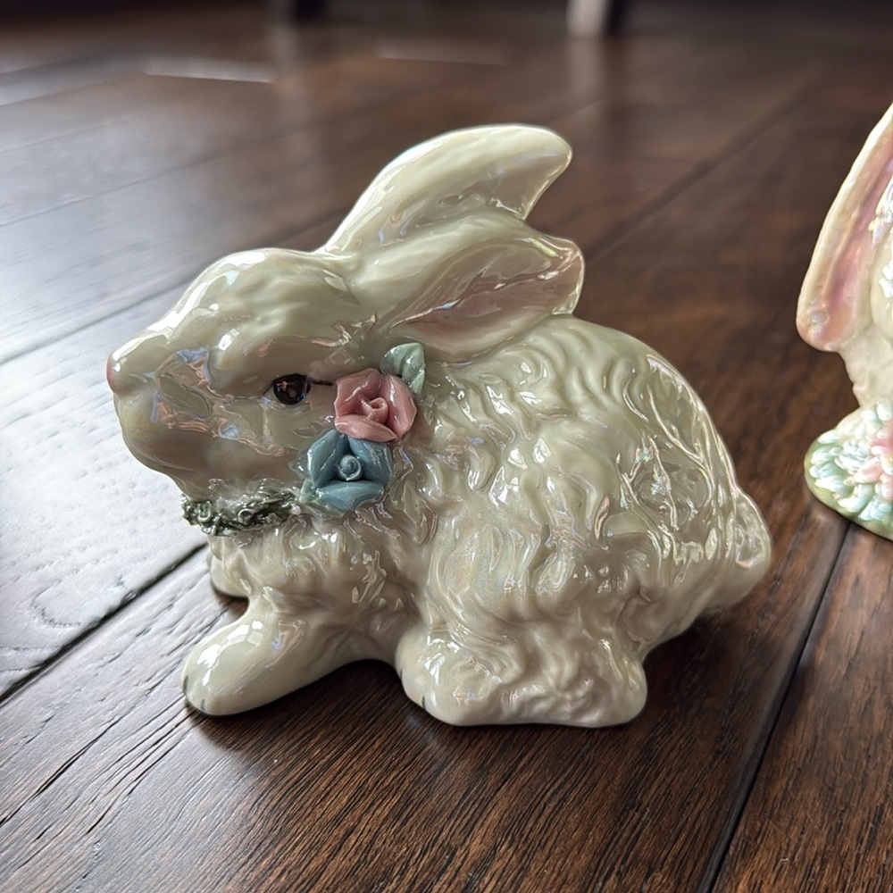 Vintage Set of 3 Pearlescent White Ceramic Bunny Figurines w/ Floral Wreaths - Picture 2 of 14